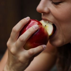 femme-croque-pomme femme croque pomme