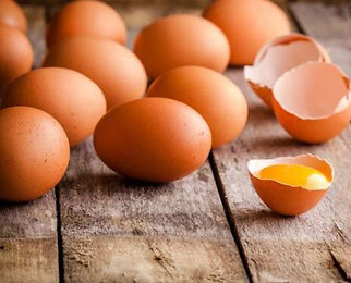 oeufs en vrac sur table un casse jaune