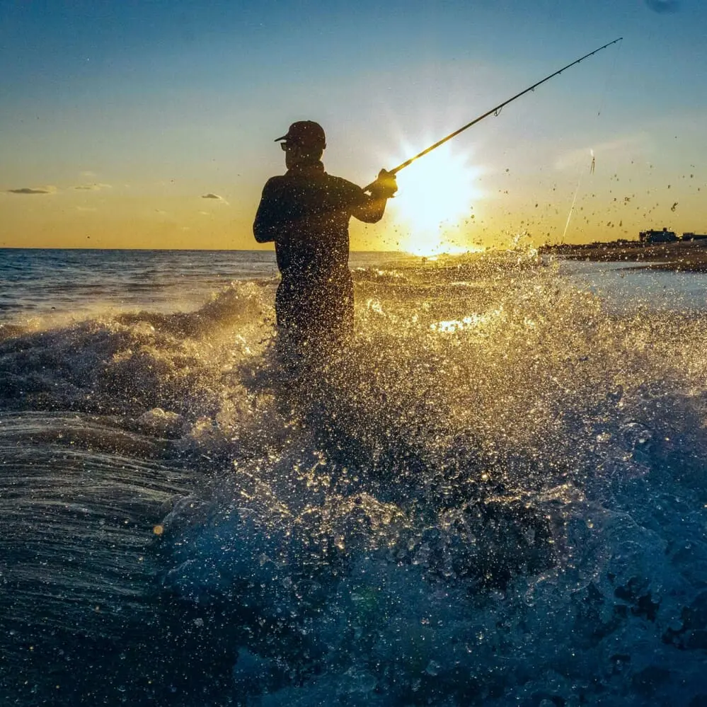 Homme en bord de mer qui peche